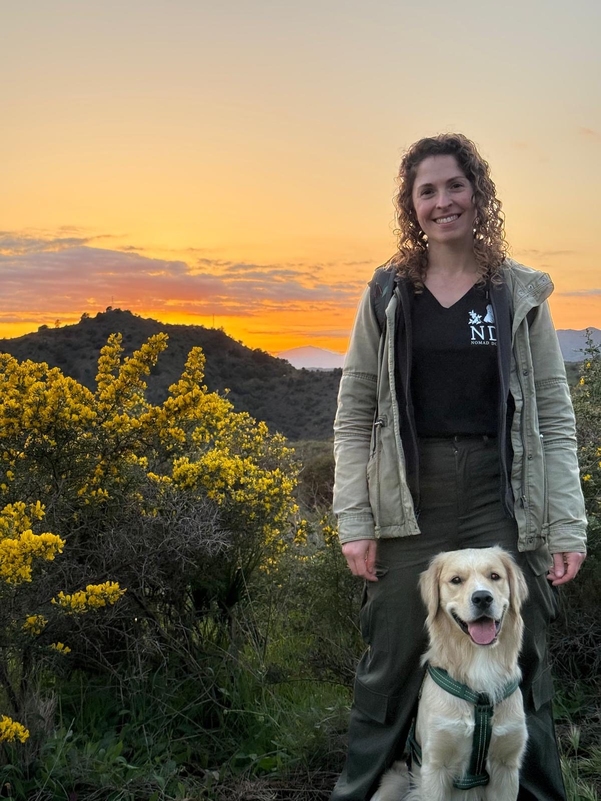 Mariana y Altivo, fundadores de Nomad Dogs Tribe, en el campo malagueño al atardecer